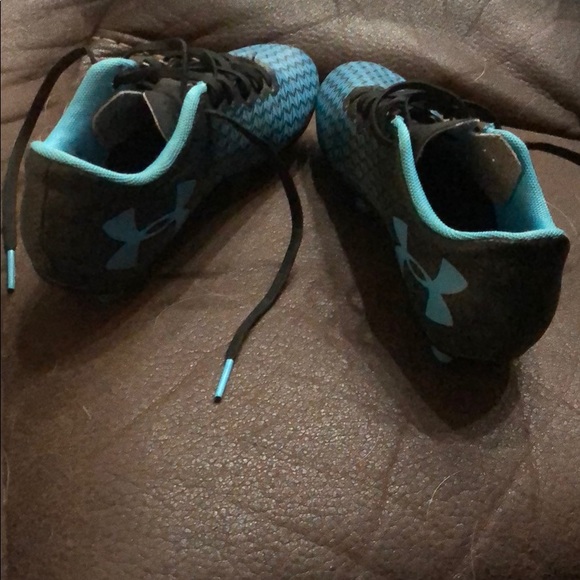 Under Armer boys soccer shoes - Picture 3 of 4